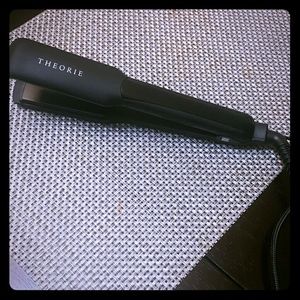 Used theorie black flat iron